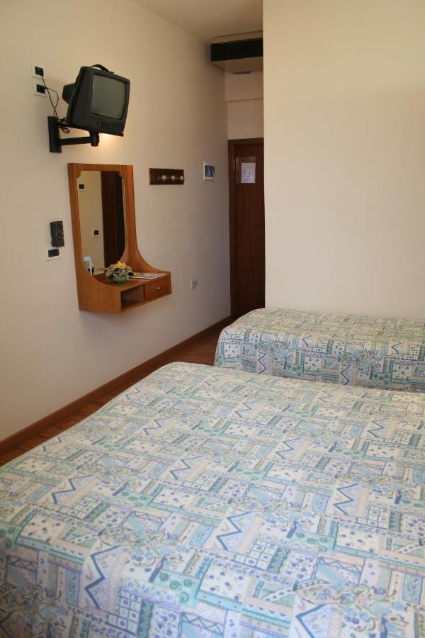 Hotel Sirena Σενιγκάλια Δωμάτιο φωτογραφία
