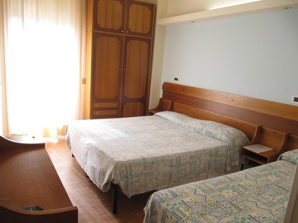 Hotel Sirena Σενιγκάλια Δωμάτιο φωτογραφία